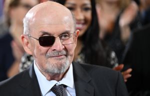Rushdie ajusta cuentas en 'Cuchillo' tras su intento de asesinato: "Hay días que siento vergüenza por mi nula reacción"