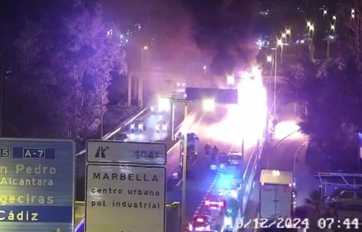 Cerrada al tráfico la A-7 en Marbella por el incendio de un camión