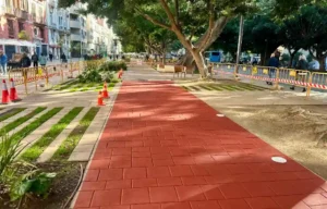 La nueva imagen de La Alameda está en marcha con el pintado del carril bici