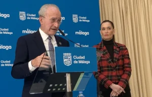 El alcalde de Málaga anuncia una "moratoria global" de viviendas turísticas en la ciudad