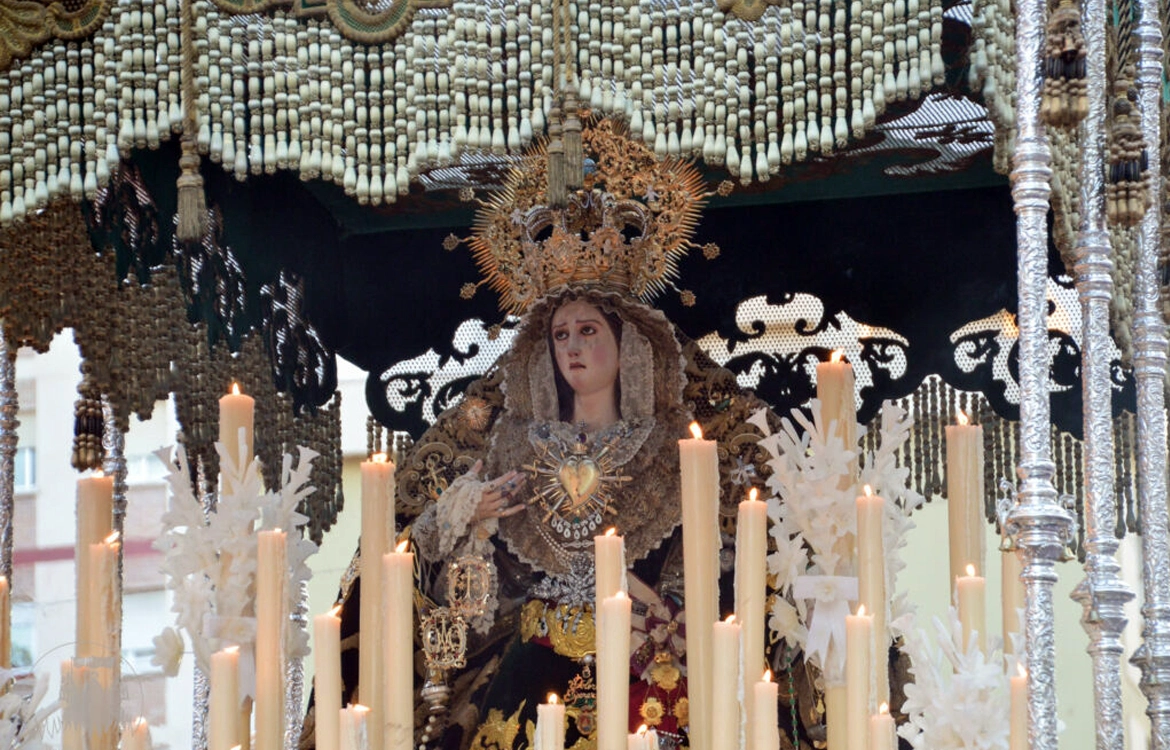 La Virgen de los Dolores y Esperanza en su trono