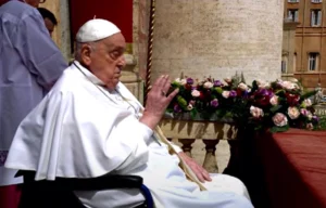 El Papa imparte la bendición 'Urbi et Orbi' después de reunirse JD Vance