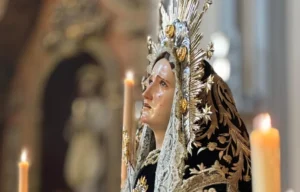 La Virgen, traspasada de dolor, llora su soledad
