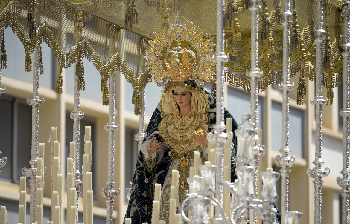 María Santísima del Amparo bajo palio.