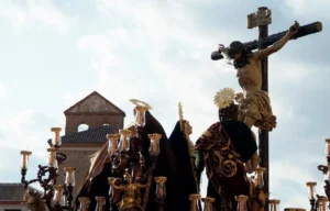 Salesianos baja el cielo en el barrio de Capuchinos en la Semana Santa de Málaga