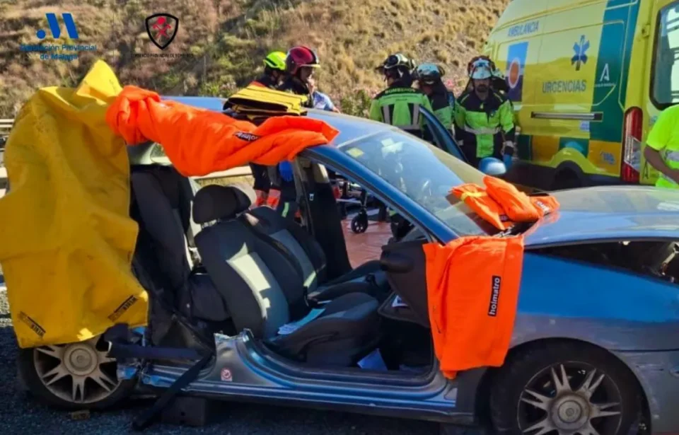 Una colisión entre dos vehículos provoca heridos y retenciones en la A-7, a la altura de Vélez-Málaga