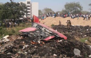 Sólo un superviviente del vuelo con 242 personas que se estrelló en Ahmedabad