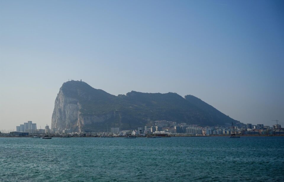 La Junta de Andalucía y los alcaldes del Campo de Gibraltar se reúnen con Albares por el acuerdo sobre Gibraltar