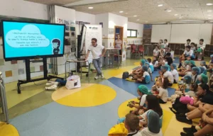 Vithas imparte simultáneamente dos formaciones en RCP a padres y niños del colegio San José de Málaga