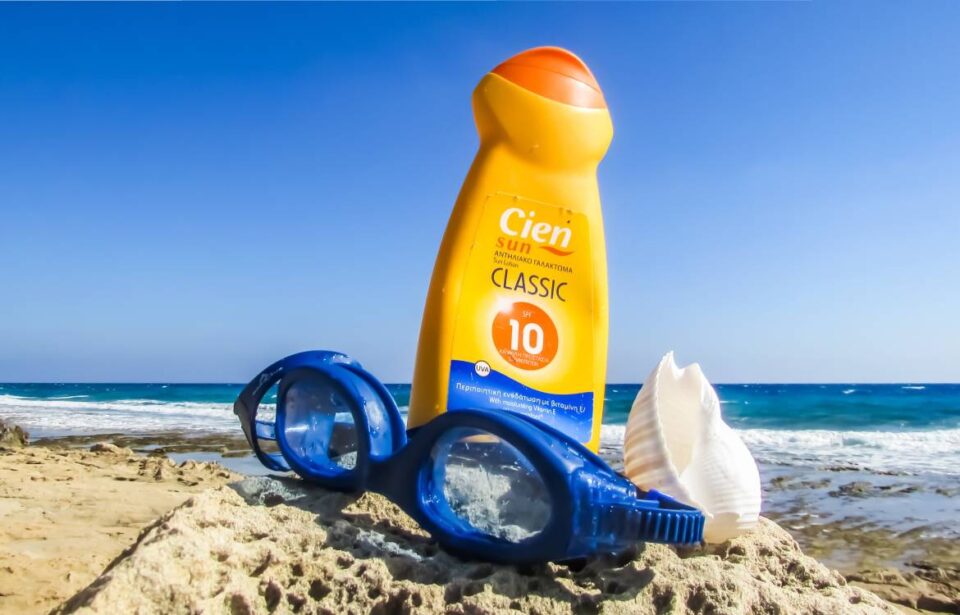 La crema solar, el oro líquido del verano: cuando un producto de primera necesidad se convierte en un 'minilujo'