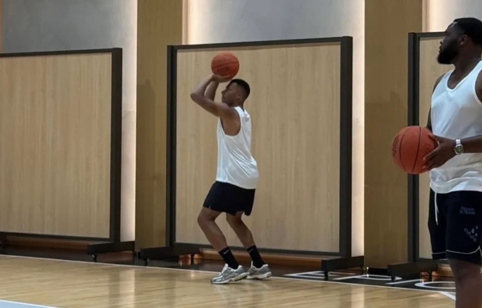 Mbappé se pasa al baloncesto en Marbella tras la disputa del Mundial de Clubes
