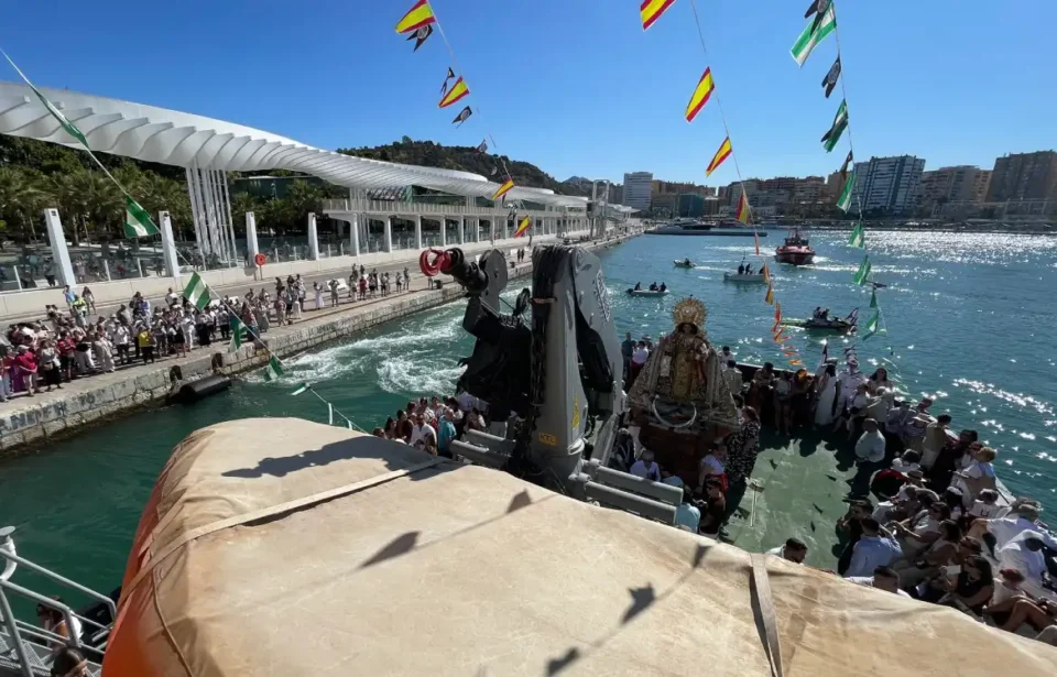 El Perchel vive una intensa jornada con la Virgen del Carmen Coronada y se prepara para su salida triunfal