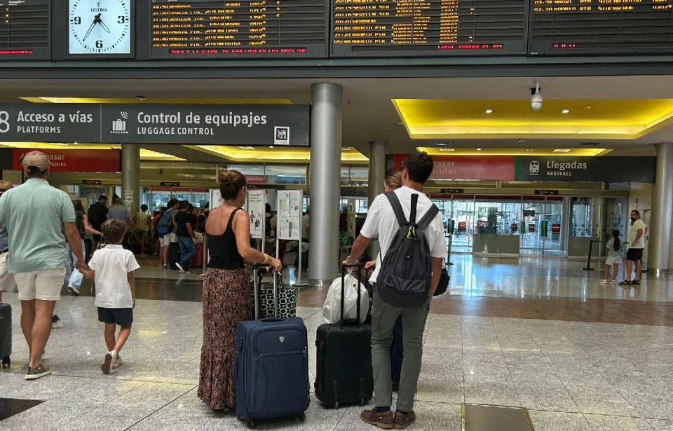 Personas esperando en la estación María Zambrano, Málaga. | Ignacio Pérez