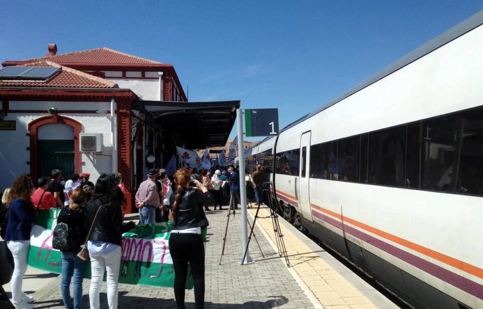 Movilización de los colectivo en la estación de Guadix AAF Comarca de Baza.