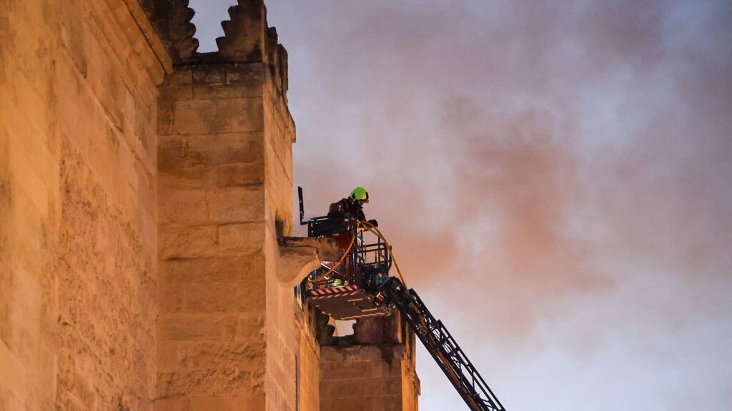 Extinguido el incendio en la Mezquita de Córdoba