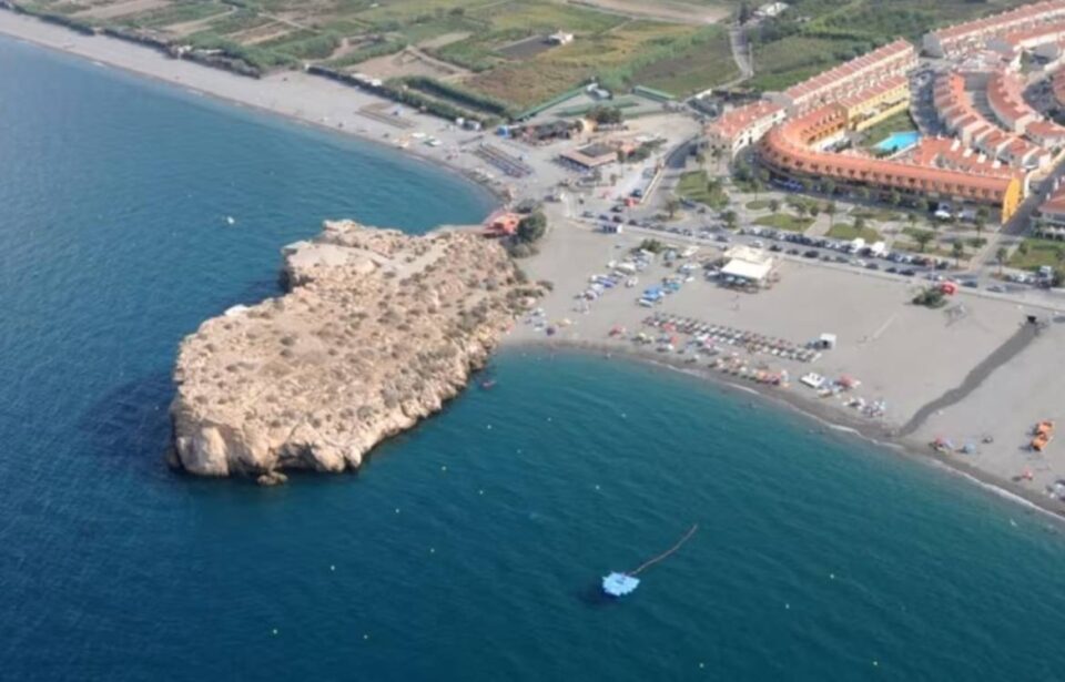 playa la charca salobreña