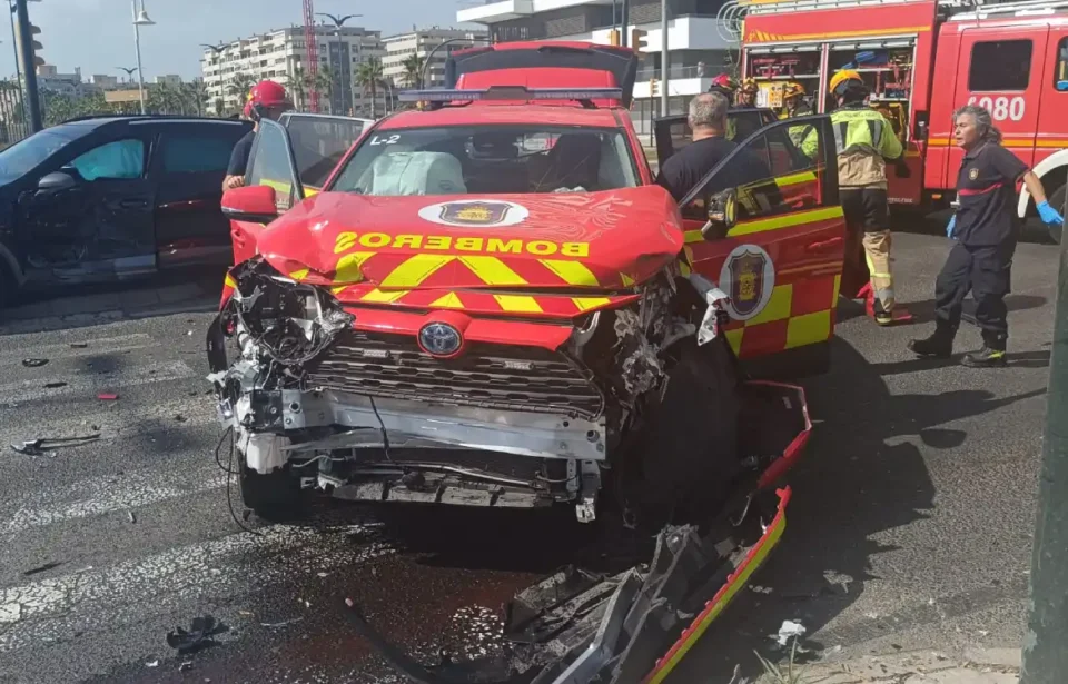 Un bombero trasladado al hospital tras el choque entre un turismo y un vehículo del RCB de Málaga