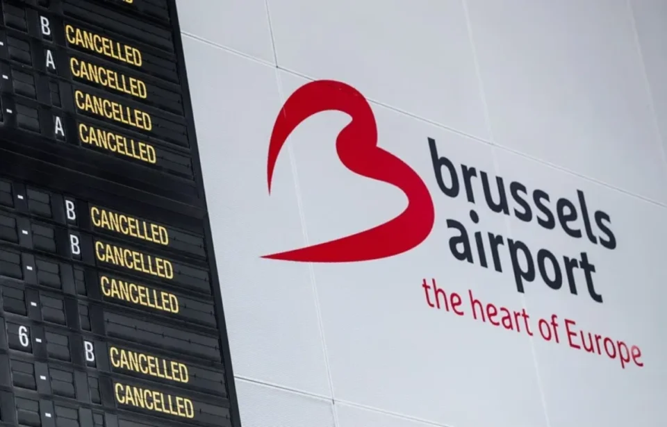 Jornada caótica en los aeropuertos europeos por un ciberataque: Bruselas cancela la mitad de sus vuelos