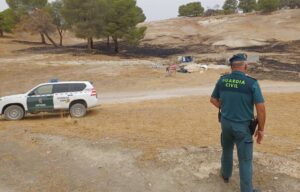 guardia civil investigación en la zona afectada por el incendio de Benamaurel y Castilléjar