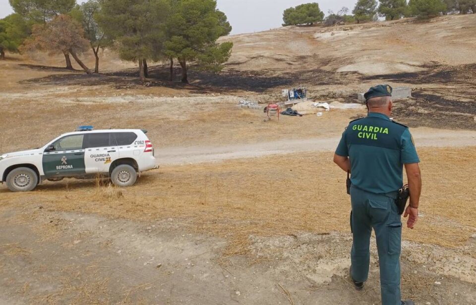 guardia civil investigación en la zona afectada por el incendio de Benamaurel y Castilléjar