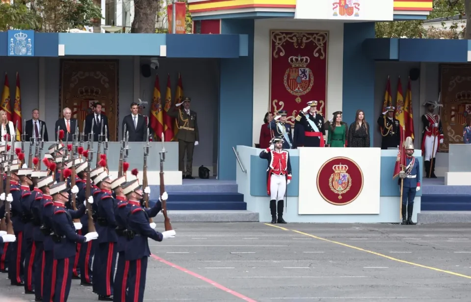 El desfile del 12 de Octubre reúne a miles de asistentes y se desarrolla sin incidentes
