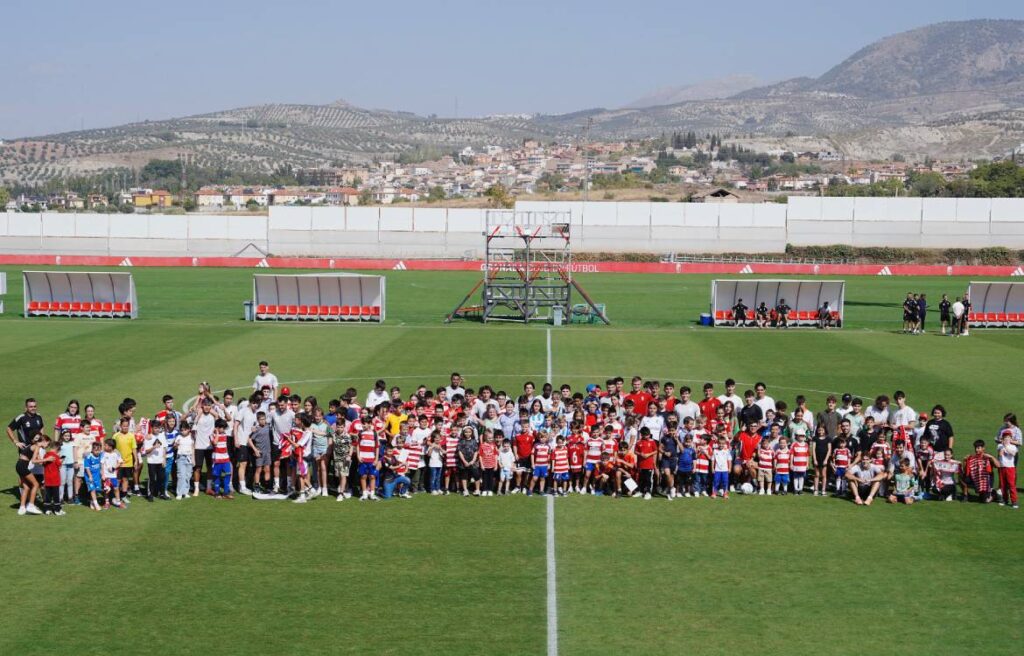 foto familia granada cf aficion entrenamiento