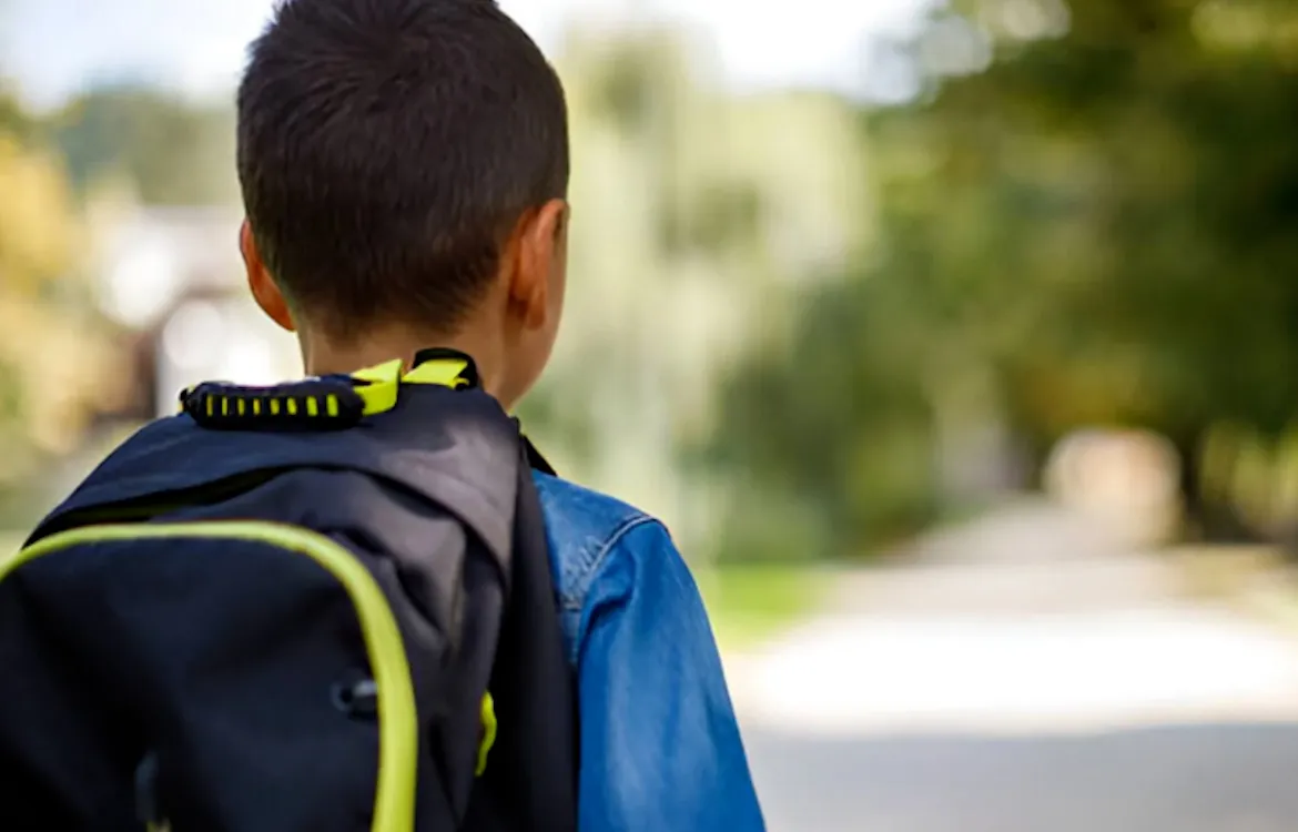 La historia de cómo Aarón, el niño de la Malahá, empezará el colegio tras un mes esperando el transporte escolar