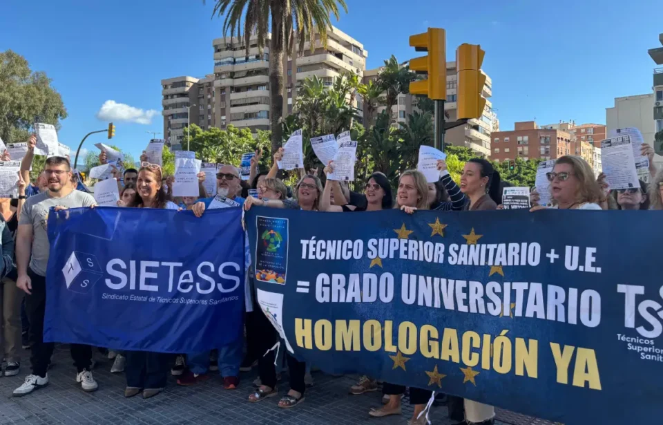 Los Técnicos Superiores Sanitarios se concentran en Málaga: "Somos los eternos desconocidos"