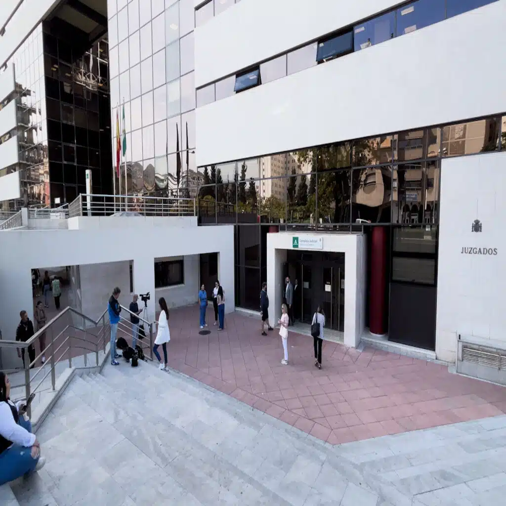 La jueza procesa al exjefe de la Policía Local de Granada y siete agentes más en el caso Viogén
