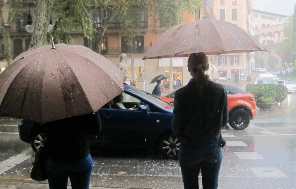 Activada la alerta naranja por lluvias torrenciales en Baleares: más de 880 usuarios afectados por averías eléctricas