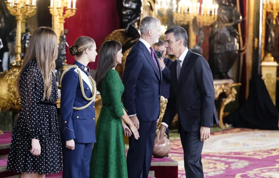 Sánchez evita a la prensa tras saludar a los Reyes en la recepción del Palacio Real