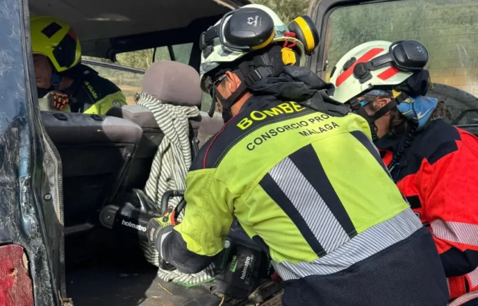 Un herido excarcelado y trasladado al hospital tras la colisión de un coche y un camión en Villanueva del Rosario