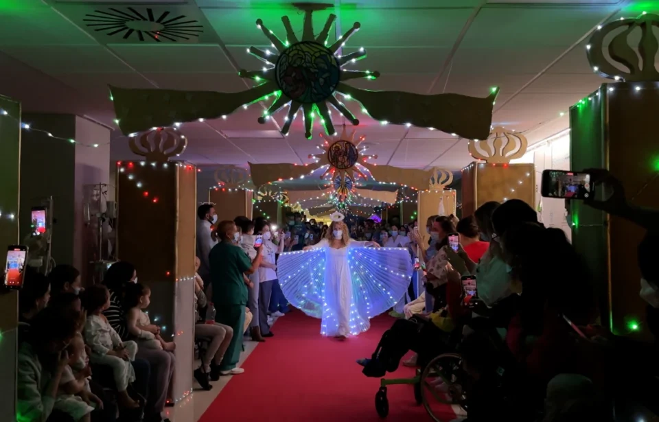 Un espectáculo inspirado en las luces de calle Larios ilumina el Materno Infantil: "Más que un hospital, un hogar en navidad"
