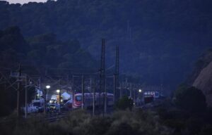 Grúas ayudando a levantar los escombros en Adamuz