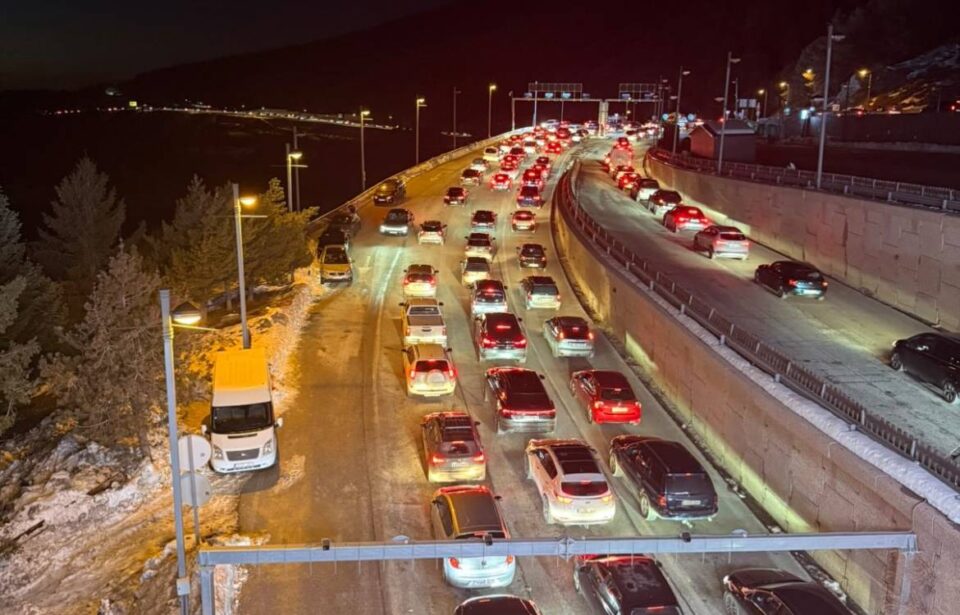 colas carretera acceso sierra nevada