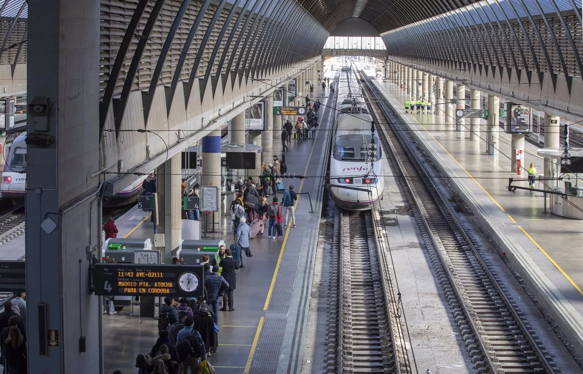 El AVE Madrid-Sevilla: de maravillar a la generación Expo a la desconfianza del tren en la sociedad española