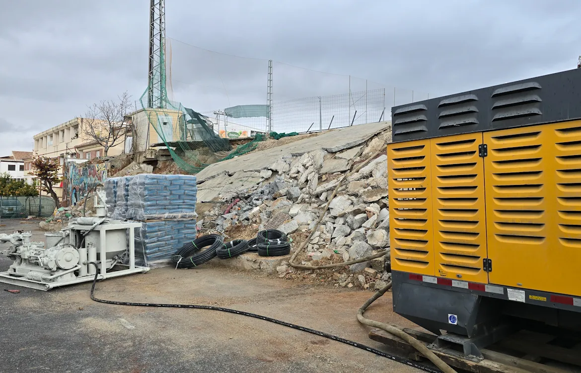 Comienzan los trabajos de reconstrucción del muro del polideportivo municipal Las Viñas