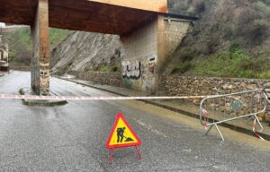 Corte de la calle de la Paz en Cenes por desprendimientos (1)