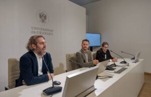 El vicerrector para los Campus de Ceuta y Melilla, Planificación Estratégica y Comunicación, Salvador del Barrio, en el centro en la imagen de la presentación de 'UGR en Rankings', junto con el director de Secretariado de Planificación, Luis Doñ