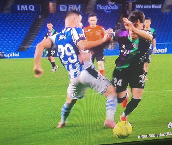 Penalti no pitado a Lobete