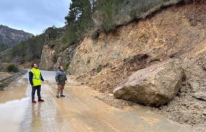 Zona afectada en la GR-3201 por las intensas lluvias.