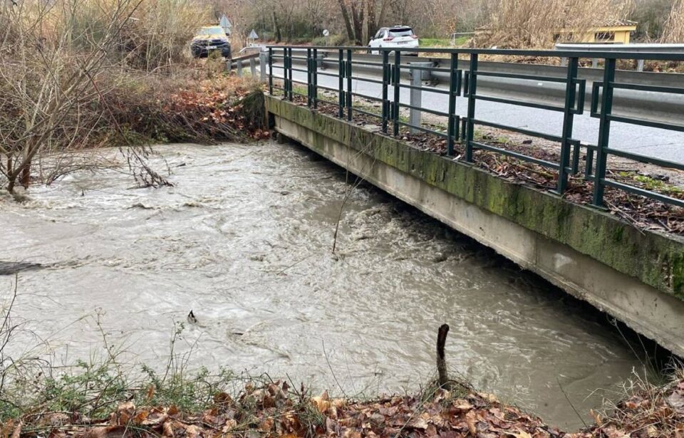 El río Aguas Blancas aumenta su caudal tras las lluvias y el desembalse de la presa de Quéntar
