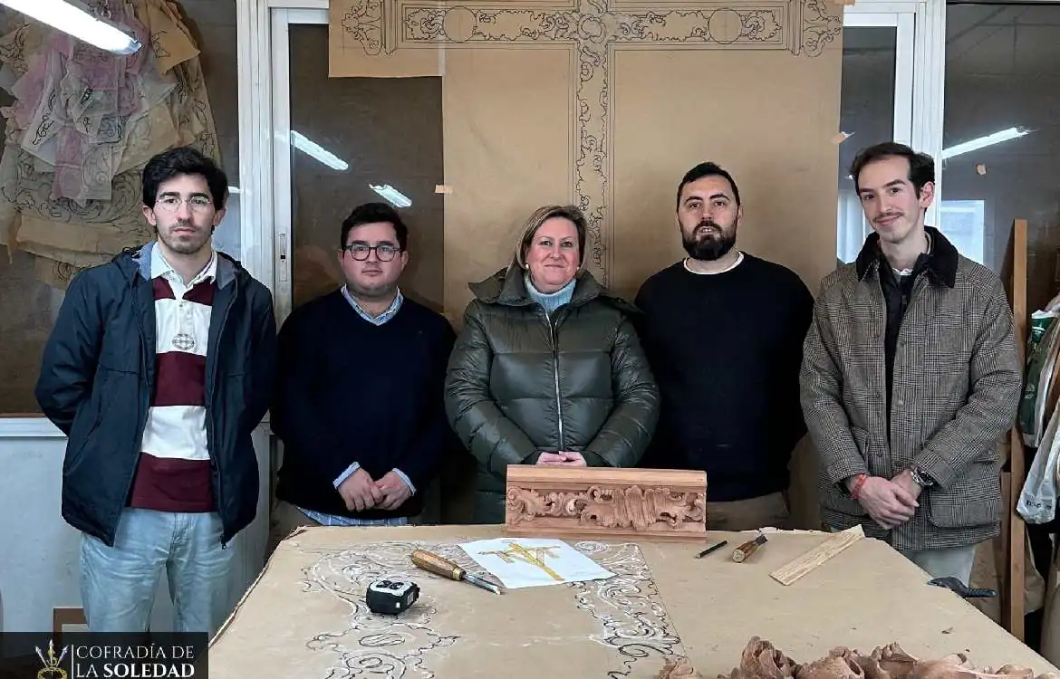 La Cofradía de la Soledad de Antequera visita el taller del tallista Daniel Ibáñez para conocer los avances de la nueva Cruz de Guía