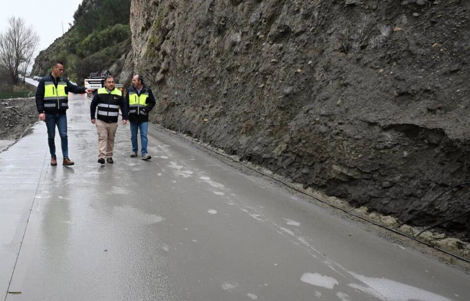 Abierto el paso alternativo en la carretera de Dúdar