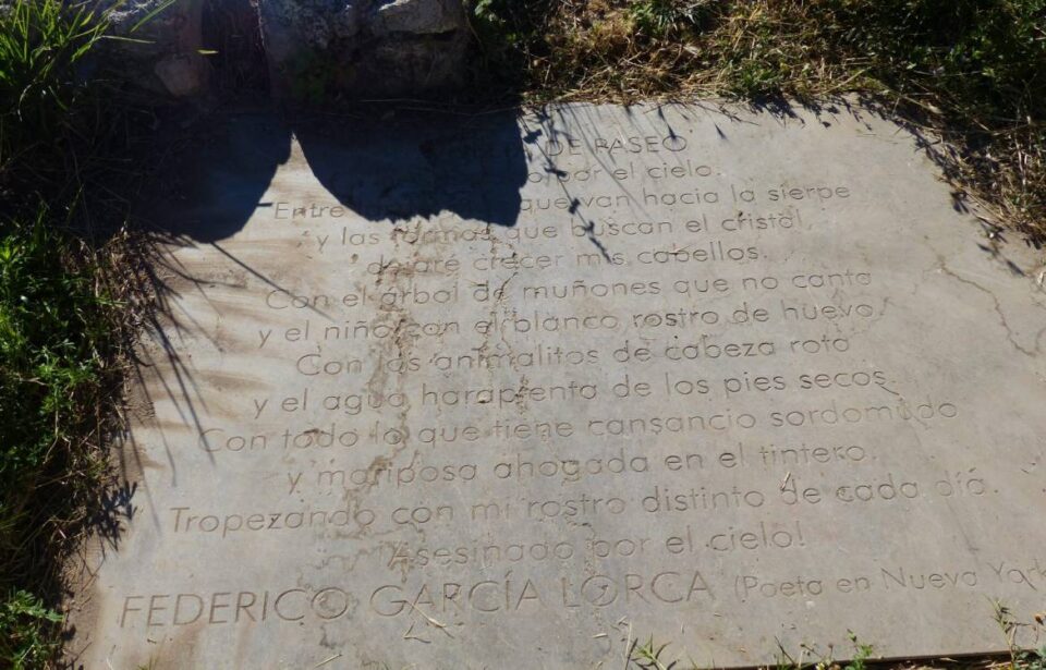 Lápida adjunta a la balsa de La Colonia con el texto del primer poema de ‘Poeta en Nueva York’, de Lorca.