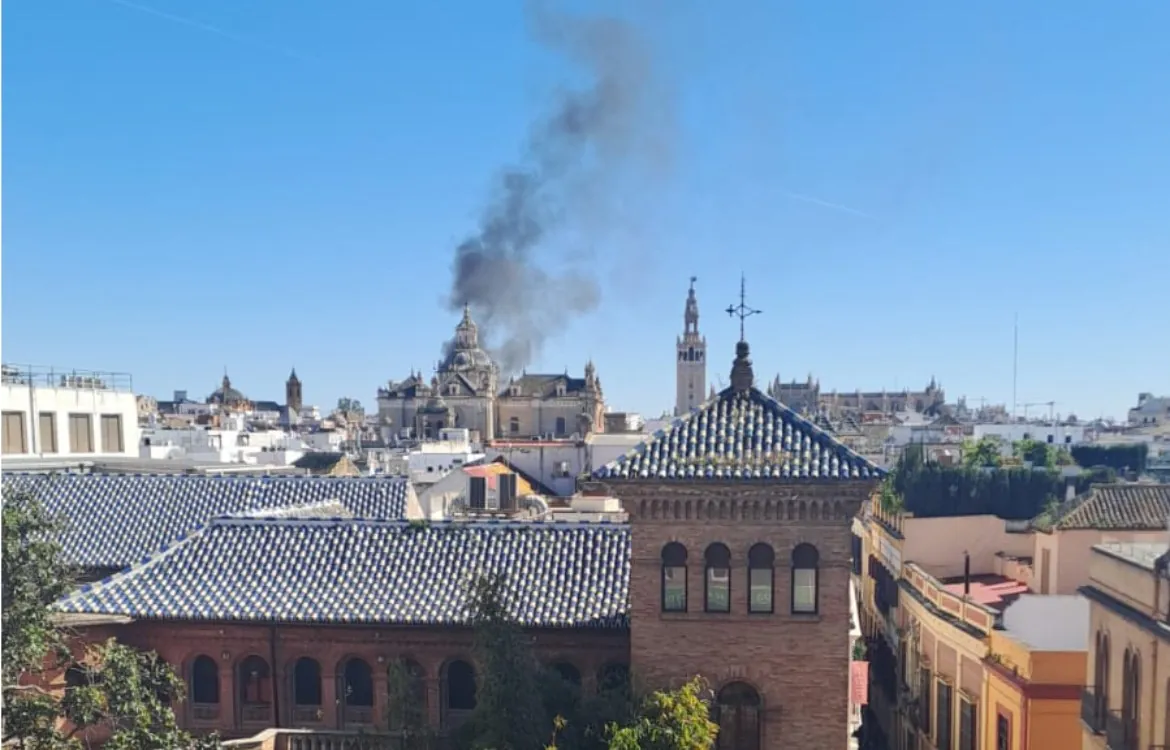 Un incendio vuelve a poner en alerta al centro de Sevilla y afecta a ...