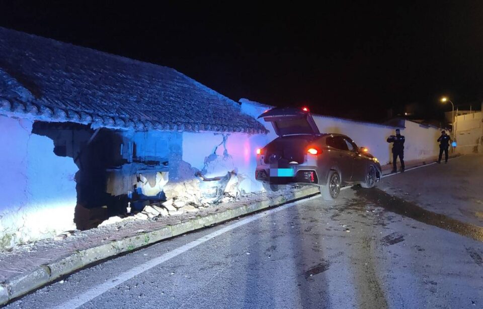 coche alomartes choca casa