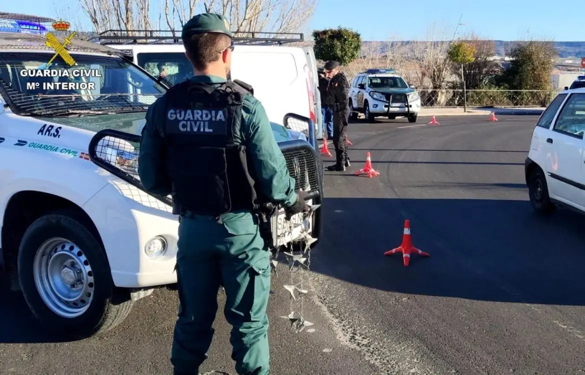 Dos detenidos en Sevilla, uno de ellos con requisitoria, con un kilo de resina de hachís oculto en el vehículo