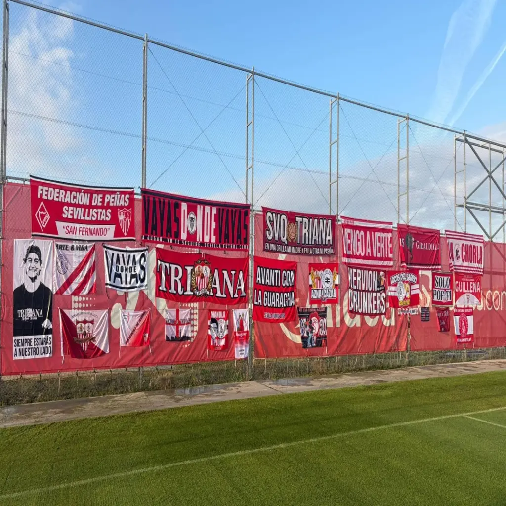 Las peñas sevillistas inundan la ciudad deportiva con banderas en señal de apoyo al equipo