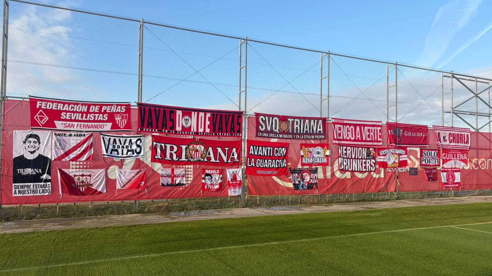 Las-penas-sevillistas-inundan-la-ciudad-deportiva-con-banderas-en-senal-de-apoyo-al-equipo